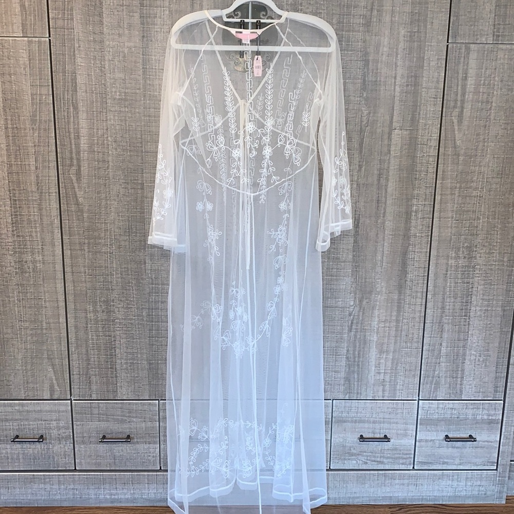 Victoria’s Secret Embroidered Robe - Picture 5 of 13